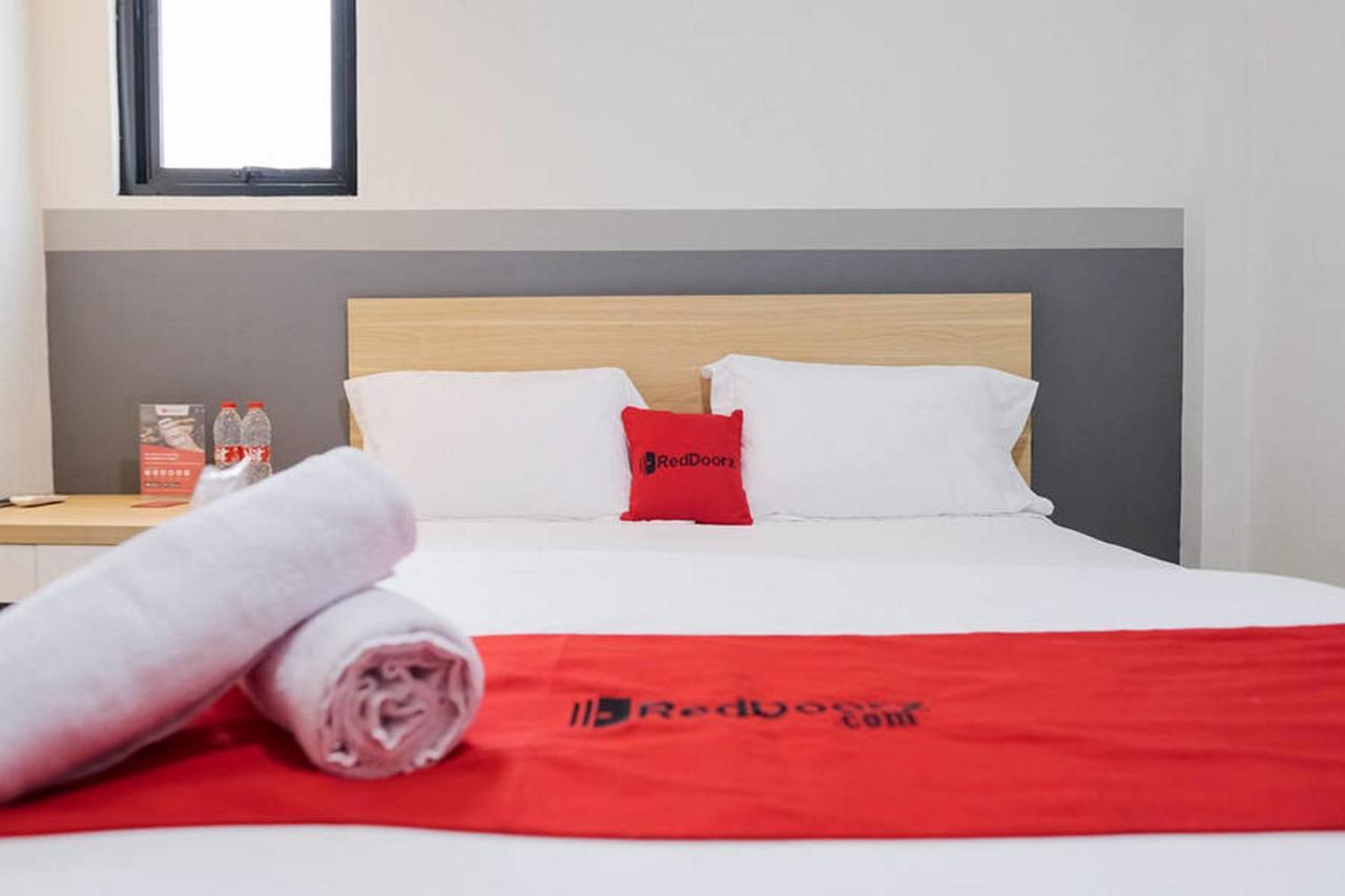 Reddoorz Plus Near Taman Anggrek Mall Jakarta Exterior photo
