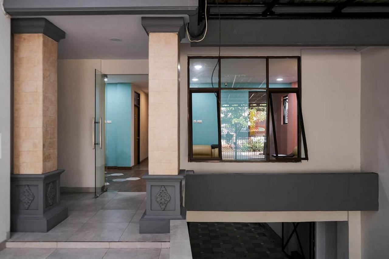 Reddoorz Plus Near Taman Anggrek Mall Jakarta Exterior photo
