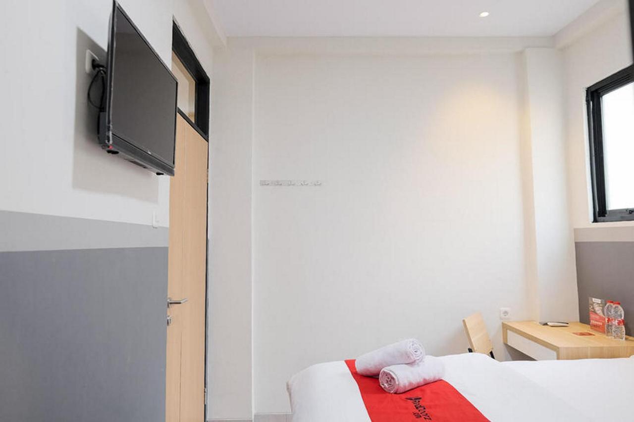 Reddoorz Plus Near Taman Anggrek Mall Jakarta Exterior photo