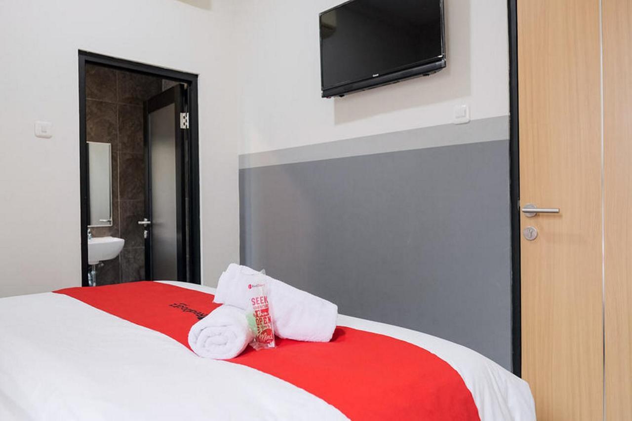 Reddoorz Plus Near Taman Anggrek Mall Jakarta Exterior photo