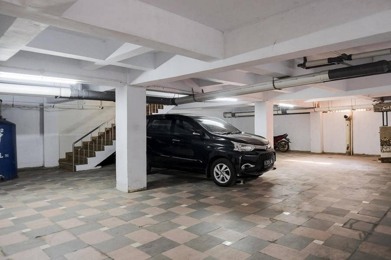 Reddoorz Plus Near Taman Anggrek Mall Jakarta Exterior photo