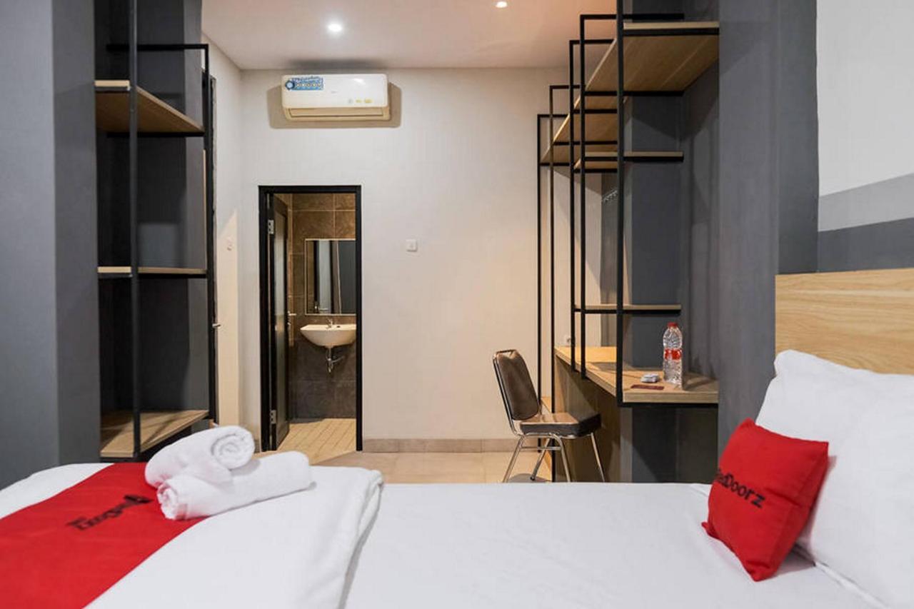 Reddoorz Plus Near Taman Anggrek Mall Jakarta Exterior photo