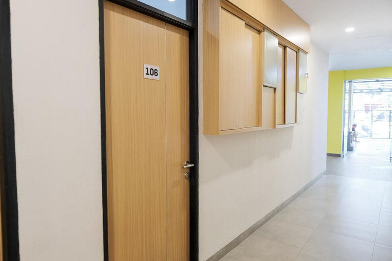 Reddoorz Plus Near Taman Anggrek Mall Jakarta Exterior photo