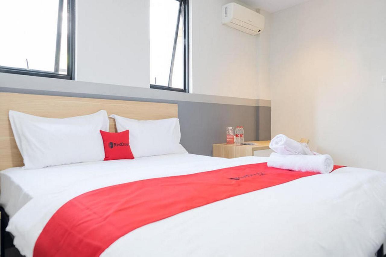Reddoorz Plus Near Taman Anggrek Mall Jakarta Exterior photo