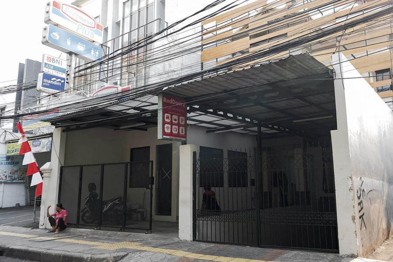 Reddoorz Plus Near Taman Anggrek Mall Jakarta Exterior photo